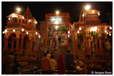 Les lumières de la foi illuminent la nuit,
fête hindoue,
Bundi, Inde