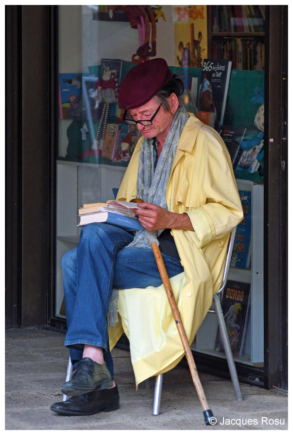 Dinan, France, l'homme en jaune
