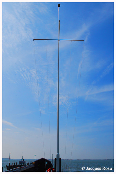 Une croix mais pas celle qu'on croît,
Port de Marken, Pays-Bas