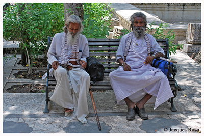 Touristes Sadhus faisant une petite pause,
Udaipur, Inde